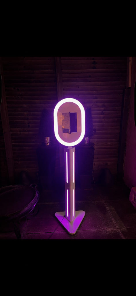 Selfie pod Photo Booth -very good condition with flight case
