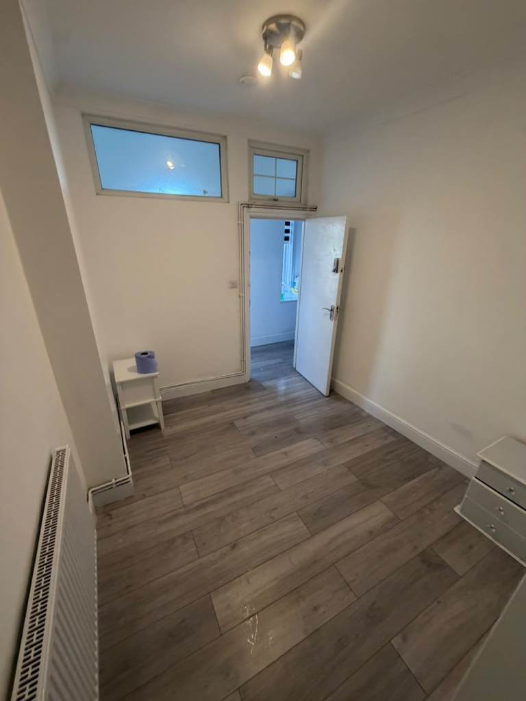 ENSUITE ROOM FOR RENT - NEXT TO BARKING STATION - 950 PCM - ALL BILLS INCLUDED