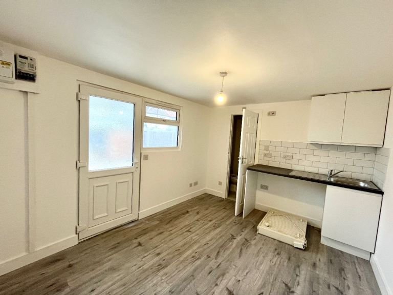 Rent Studio The Sunny Road, Enfield EN3 