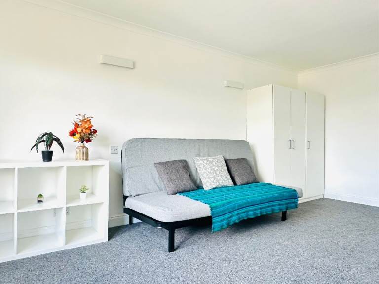 3 Bed Flat, Oxgangs Crescent, EH13