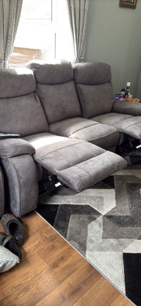 Manual recliner suite 
