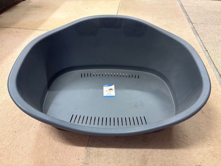 3  Trixie Bett Large Plastic Dog Bed