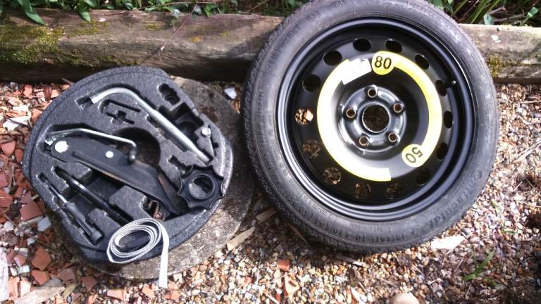 Spare Wheel/Tyre and Tool Tray with tools - VW Golf 2007