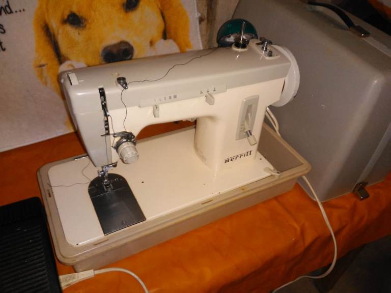 Vintage Singer Merritt Sewing Machine in Carry Case – Full Working Order