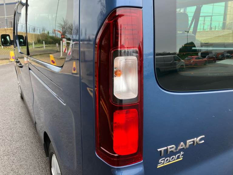 2020 Renault Trafic LL30 ENERGY dCi 120 Sport Nav 9 Seater Standard Roof Minibus DIESEL Manual