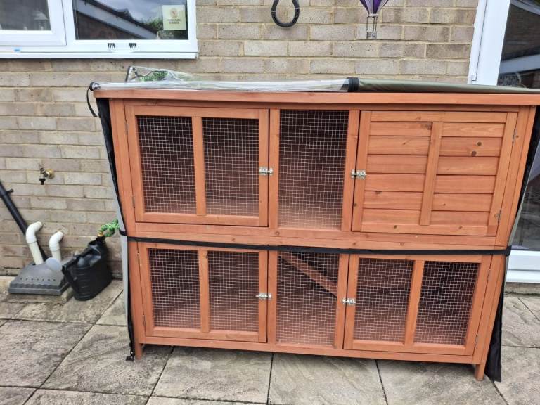 5ft rabbit hutch like new 