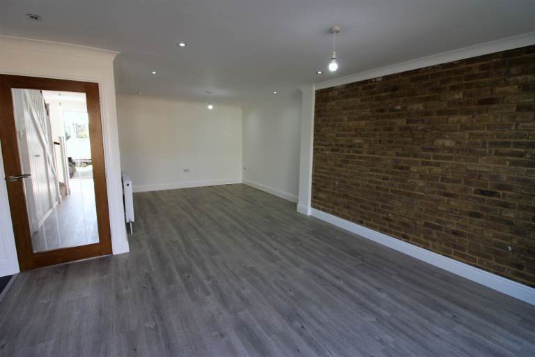 HMO Licensed 6 bedrooms House with 3 Toilets and 2 Bathrooms with out building and Driveway,Ilford