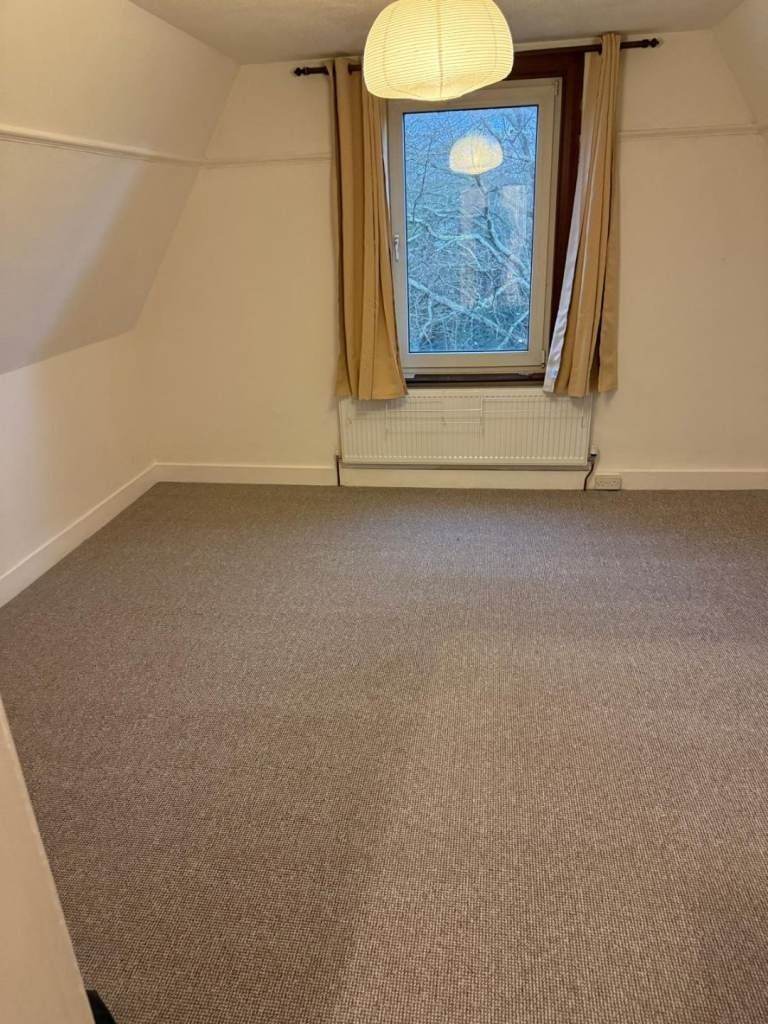 Spacious & Cosy Studio for Rent in - CR0 6AN