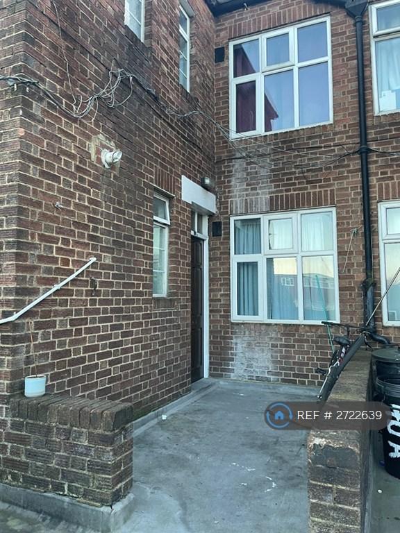 3 bedroom flat in Western Avenue, London, W3 (3 bed) (#2722639)
