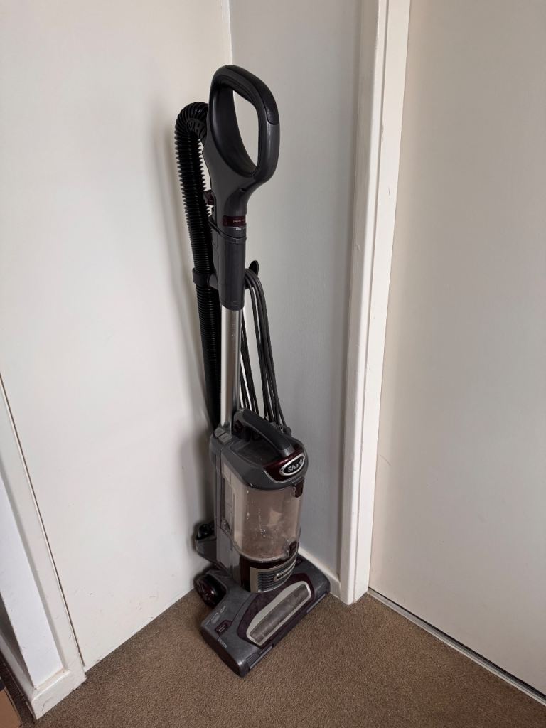 Shark lift away vacuum cleaner