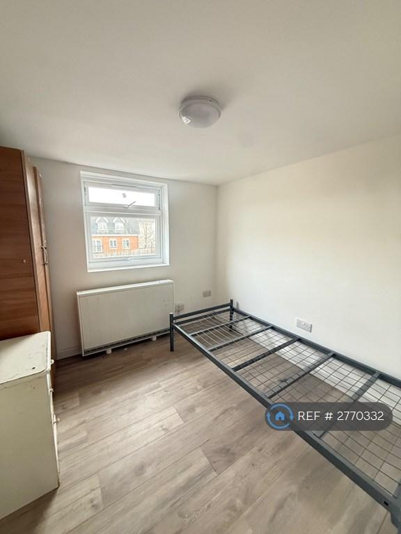 6 bedroom house in Sussex Road, Southall, UB2 (6 bed) (#2770332)