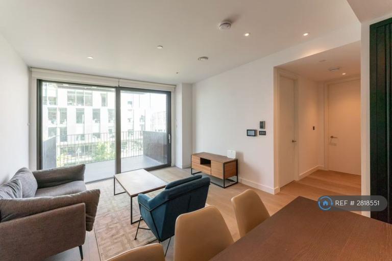 2 bedroom flat in Viaduct Gardens, London, SW11 (2 bed) (#2818551)