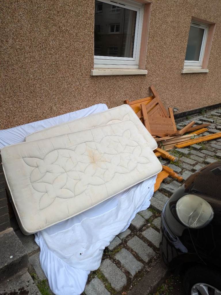 RELIABLE RUBBISH REMOVAL - HOUSE/GARAGE/GARDEN CLEARANCE - BINS EMPTIED - COUCH/MATTRESS UPLIFT