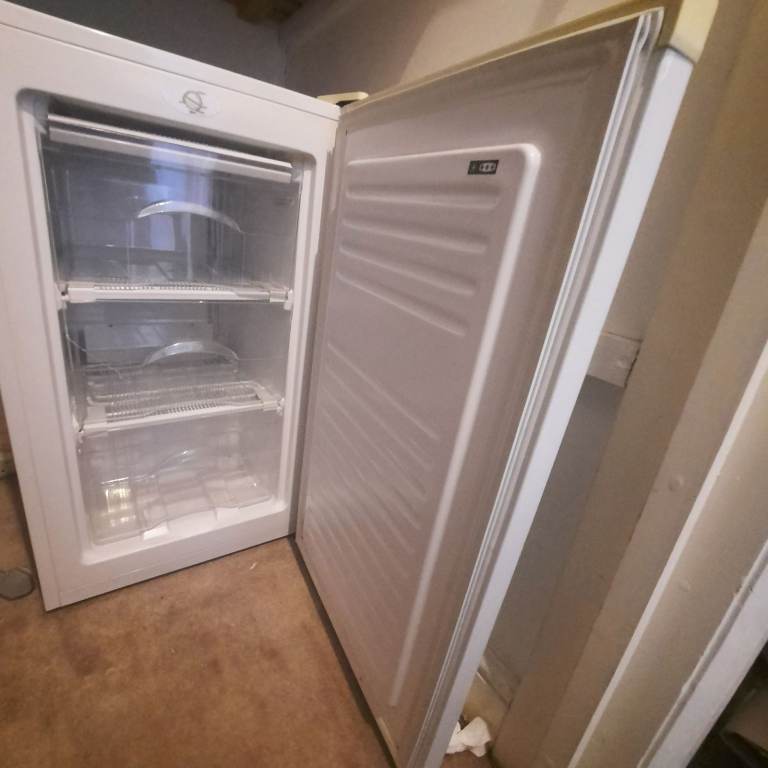 Compact White Undercounter Freezer – 3 Drawers