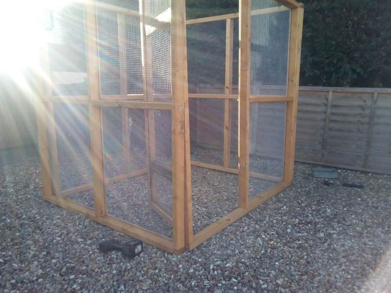 X3RABBIT HUTCH ROBUST   NON ROTT BASE  12120 WIDE £45  WALK IN MESH S 6X3FT £30 EACH  SHOWROOM     