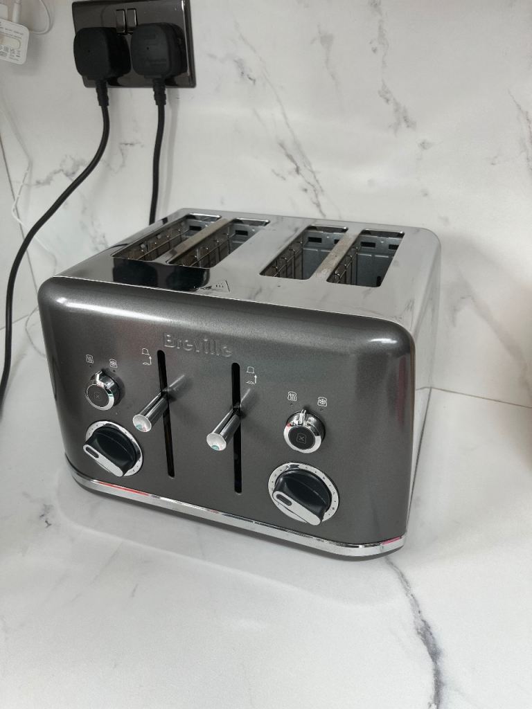 Breville 4-Slice Toaster – Grey Metallic Finish, Good Condition