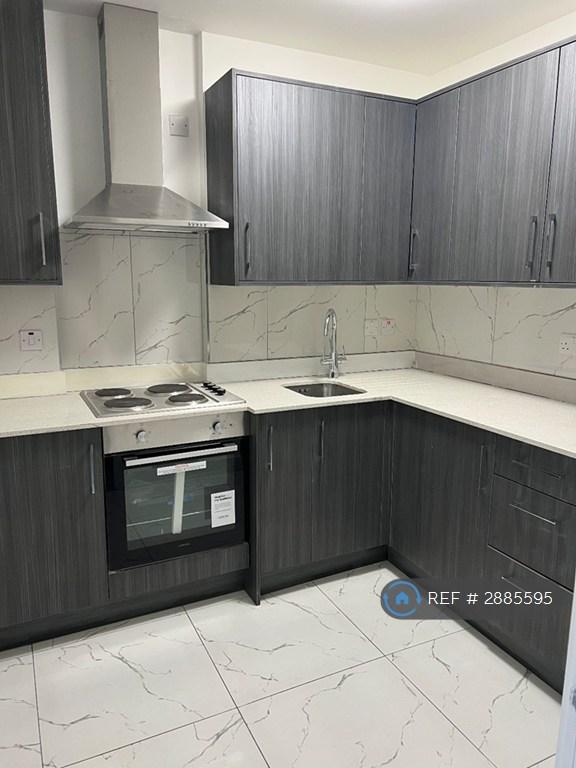 2 bedroom flat in High Street, Grays, RM17 (2 bed) (#2885595)