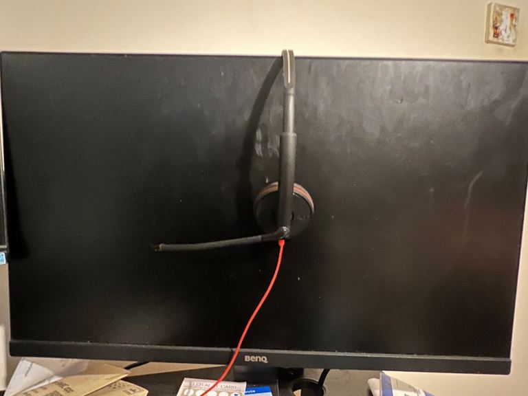 Urgent: Two Desktop Screens - HP and Benq 