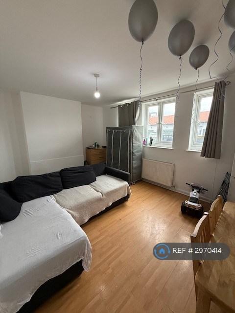 3 bedroom flat in Green Lanes, London, N21 (3 bed) (#2970414)