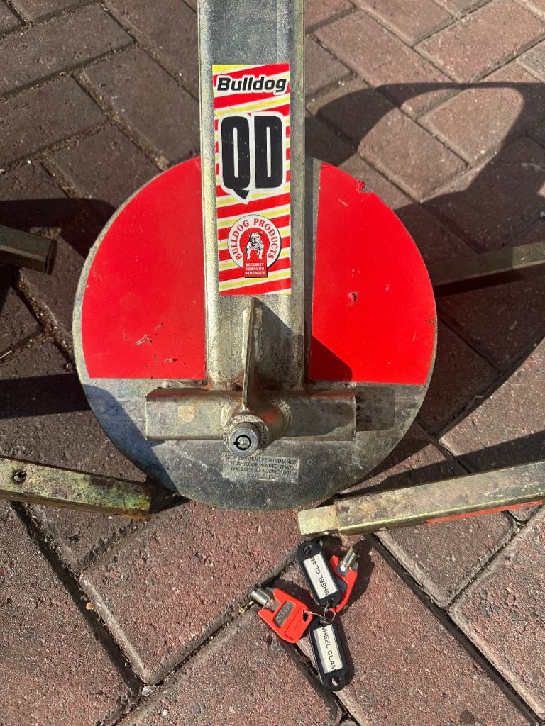 Bulldog wheel lock with 2 keys