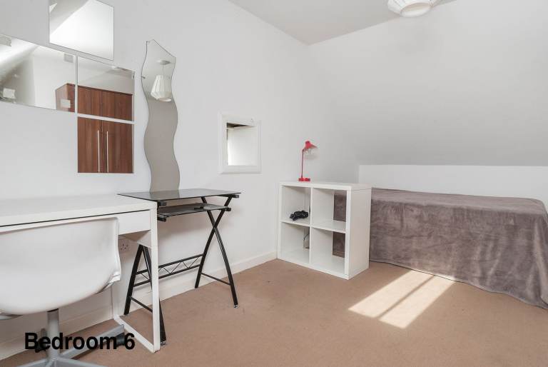 DOUBLE BEDROOMS available in large, HMO flat on Candlemaker Row – available soon