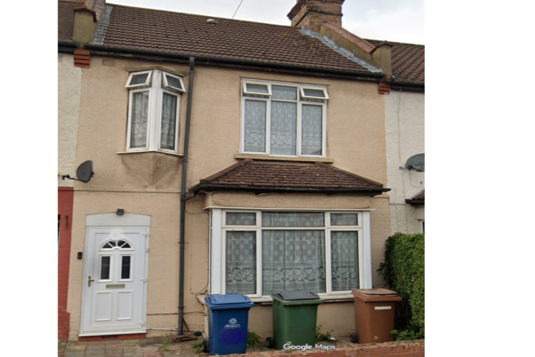 Impressive 5-bedroom semi-detached house available to rent in Harrow, HA1