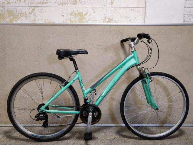 schwinn men's siro 700c hybrid bicycle Circuit 700C/28 Inches Bicycle, Aluminum Frame experience a smooth and stylish ride. 700C Men's Schwinn Solitaire Hybrid