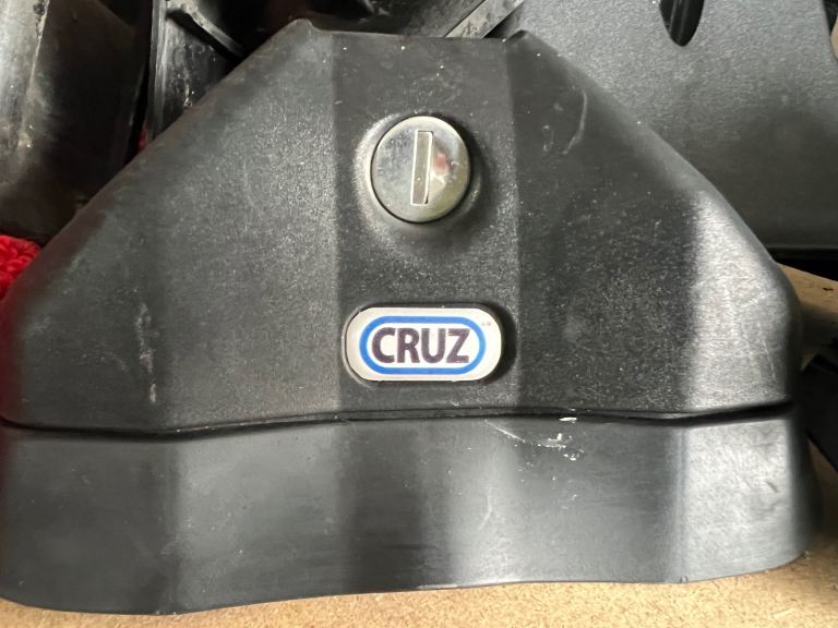 CRUZ Roof bars with locks