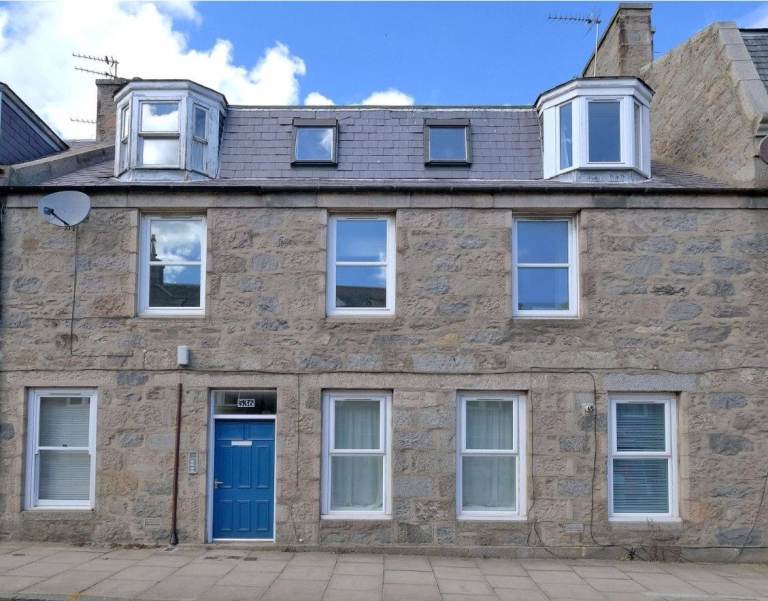 Sunny Attractive Top Floor Flat with Rear Offstreet Parking in West End of Aberdeen