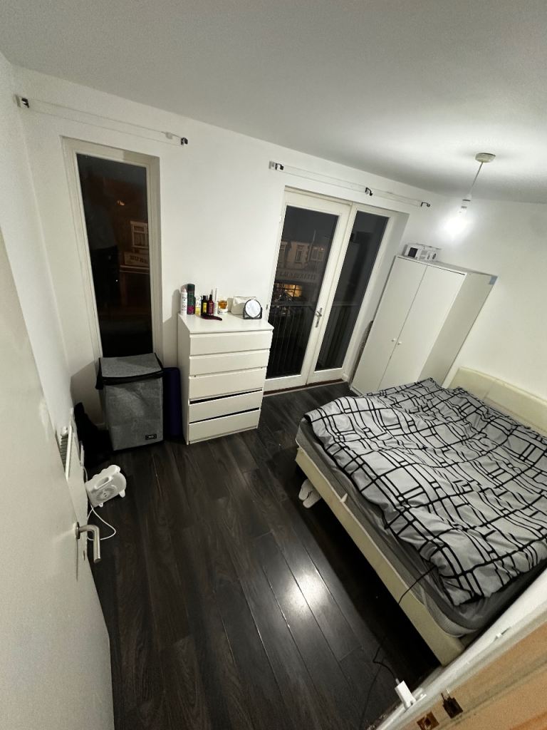 Dble bedroom to rent ! Share whole flat with only one person , spacious living room etc ! 