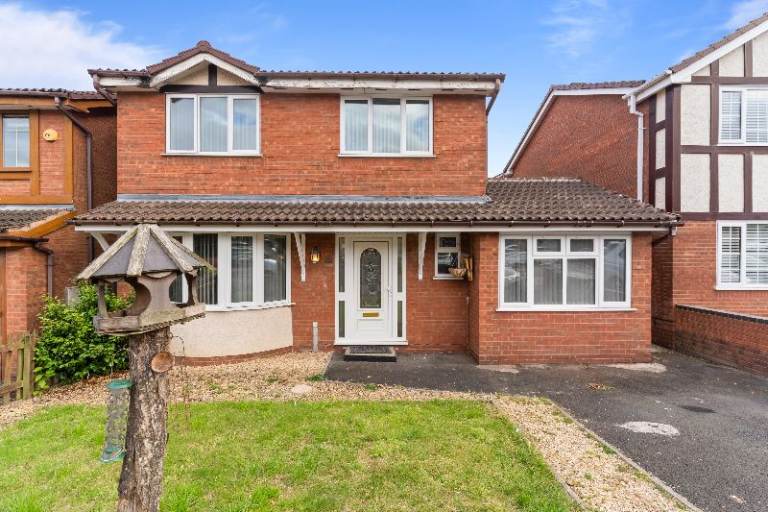 Modern 5 Bed Detached Property (with parking)
