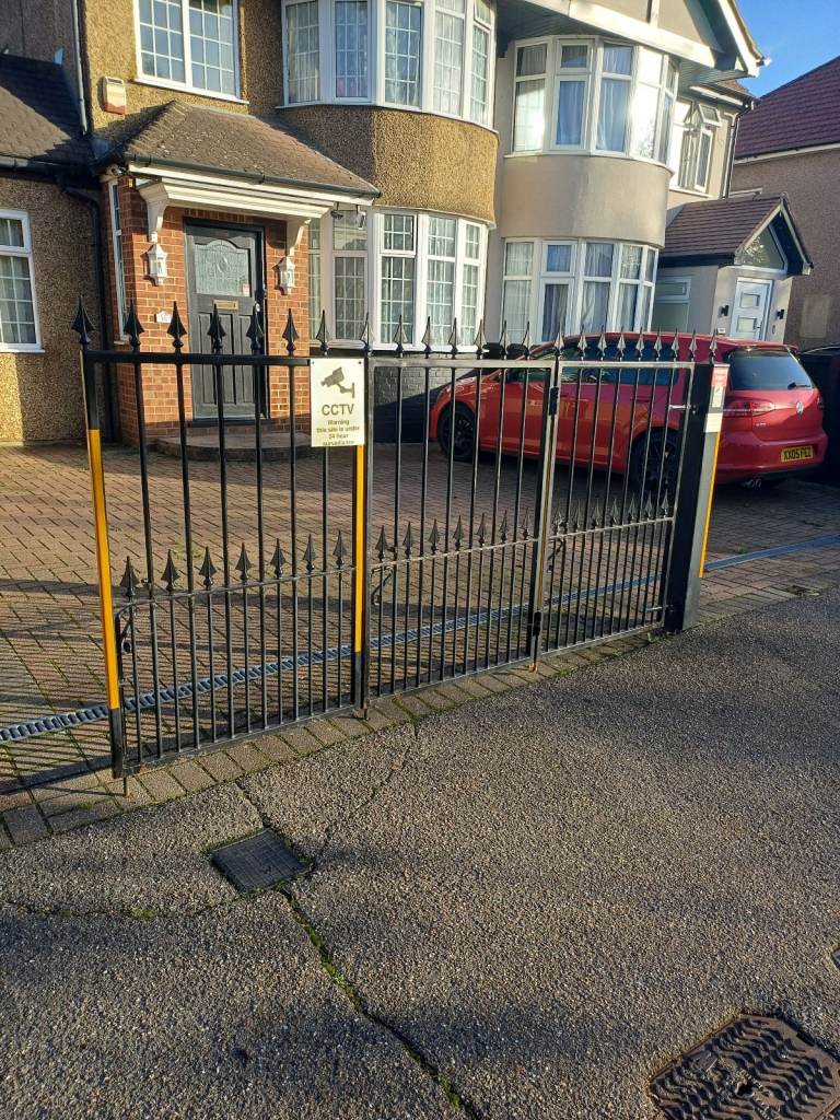 GATE TRIPLE FOLDING FOR FRONT DRIVEWAY, £450.00 for Sale in Heathrow ...