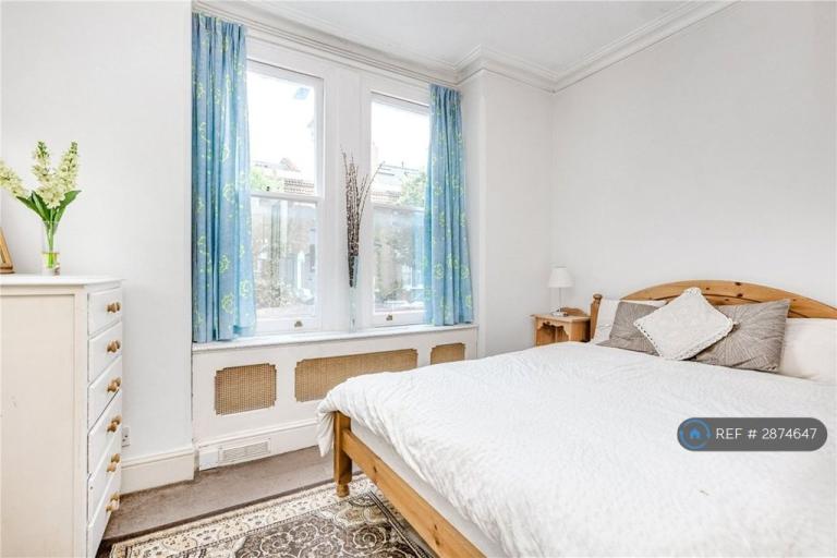 1 bedroom flat in Reporton Road, Fulham, SW6 (1 bed) (#2874647)