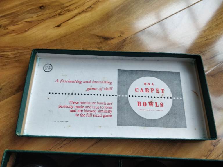 Indoor bowls set