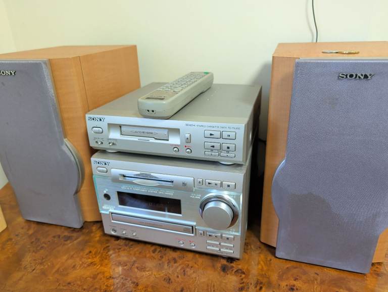 Sony Stereo System DHC-MD 333 with Speakers and Remote