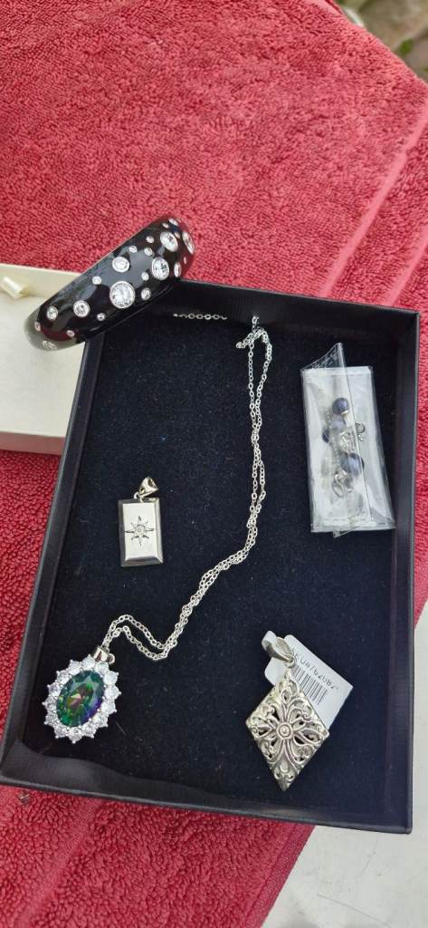 Mixed lot of silver jewellery brookes and bentley etc etc