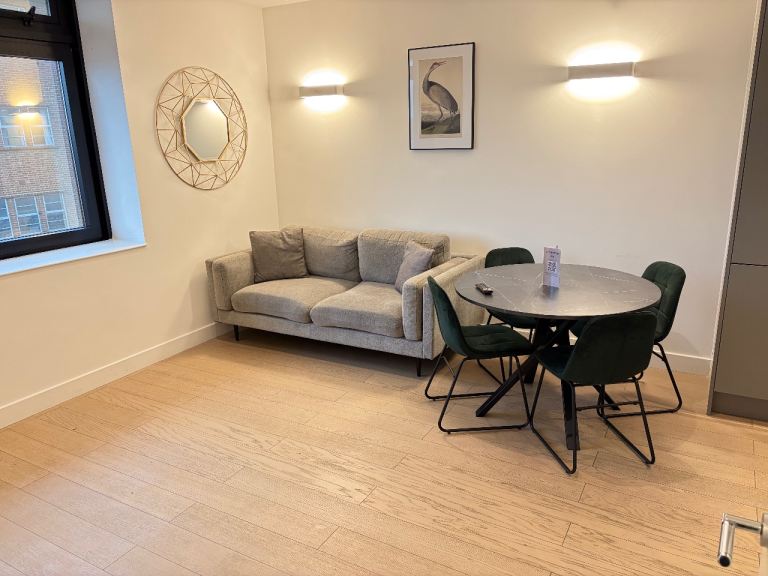 Modern Concierge Lift 1 Bed Flat Utility Open Plan Lounge Gardens Car Park VeryNearRailBusTescoPark