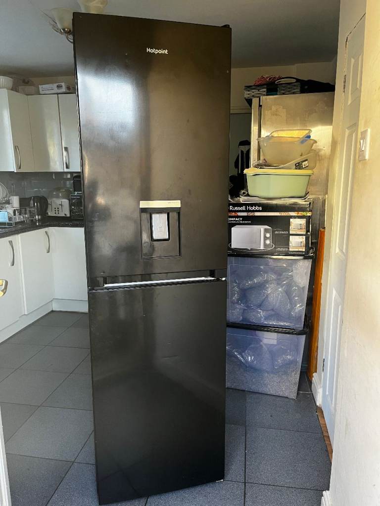 FROST FREE BLACK GLOSS HOTPOINT FRIDGE FREEZER WITH DRINKS DISPENSER IN GOOD WORKING CONDITION