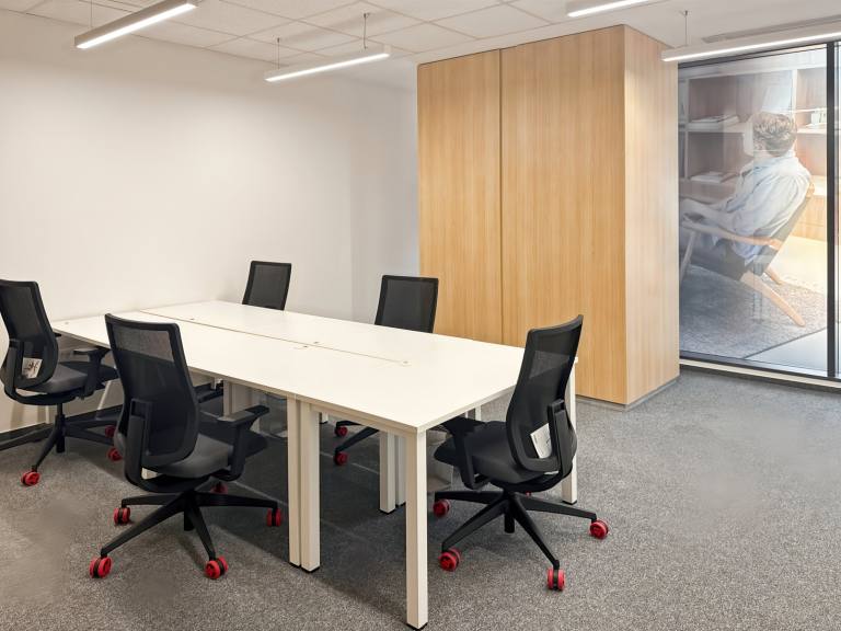 Manchester - SK8 5AU \ Large Office for Rent Configured for Your Team