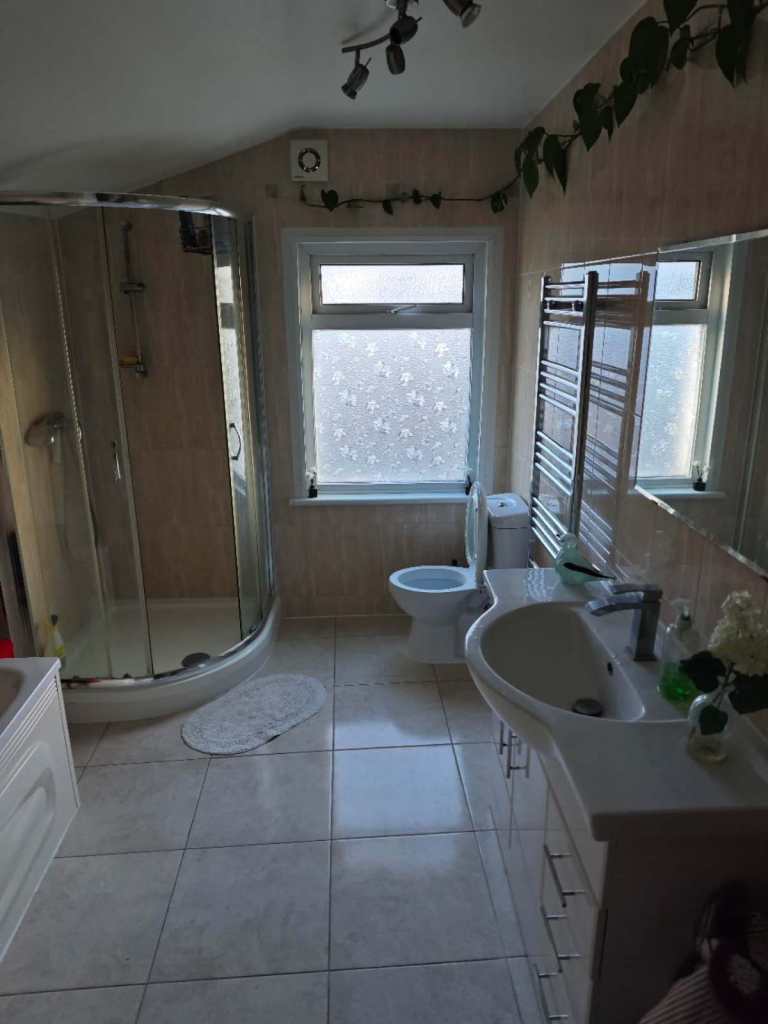 Small Double Room to Rent – Available Now