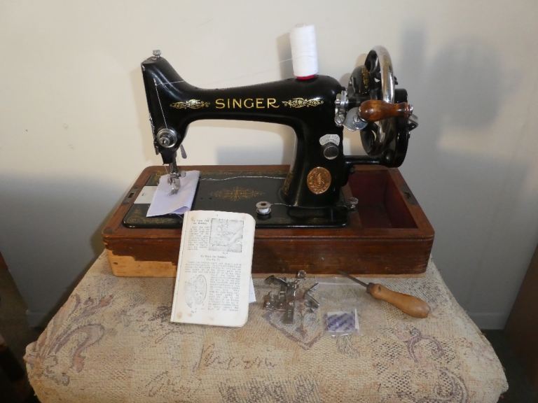 Singer Sewing Machine, working,  in lockable wooden case.