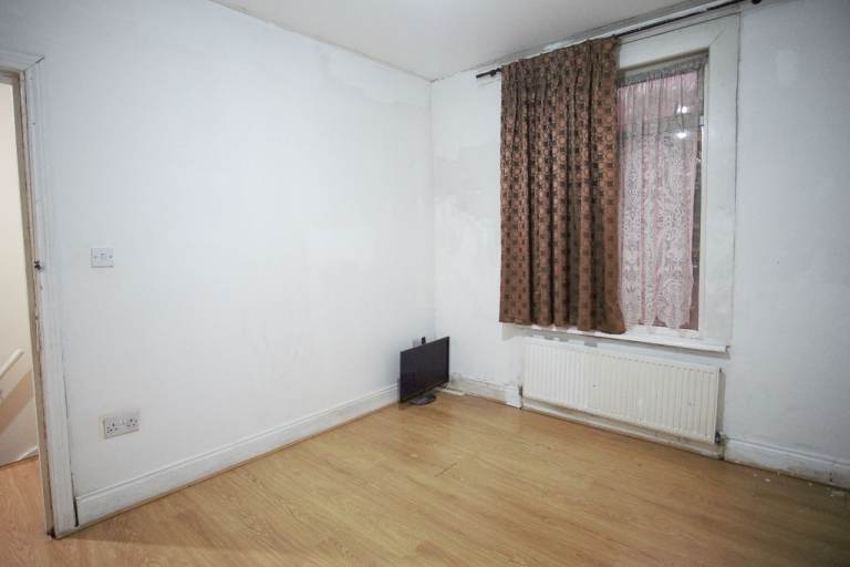 Impressive 5-bedroom semi-detached house available to rent in Harrow, HA1