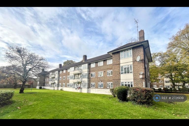 1 bedroom flat in Parrington House, London, SW4 (1 bed) (#2721939)