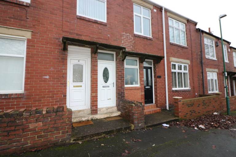 Lovely 3 bedroom Upper Floor Flat is located on Victoria Street, Hebburn, NE31