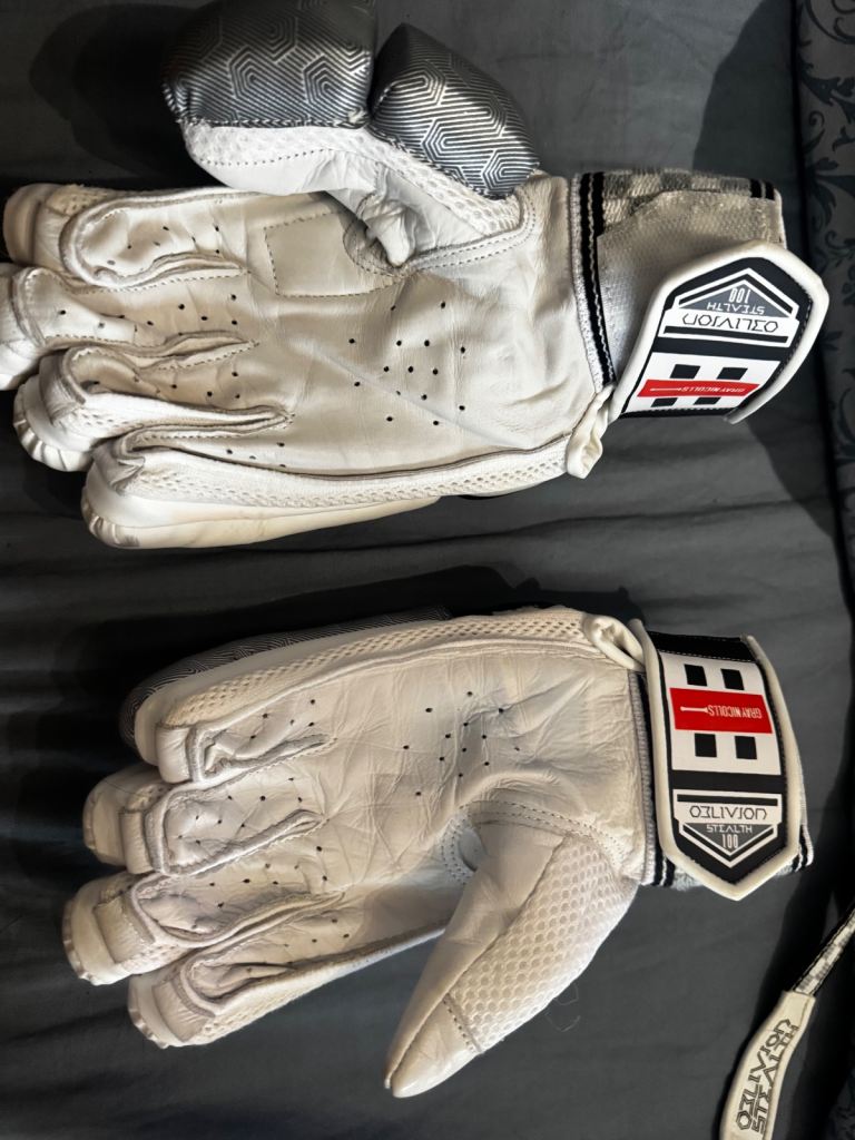 Gray Nicolls Oblivion Stealth 100 batting Gloves