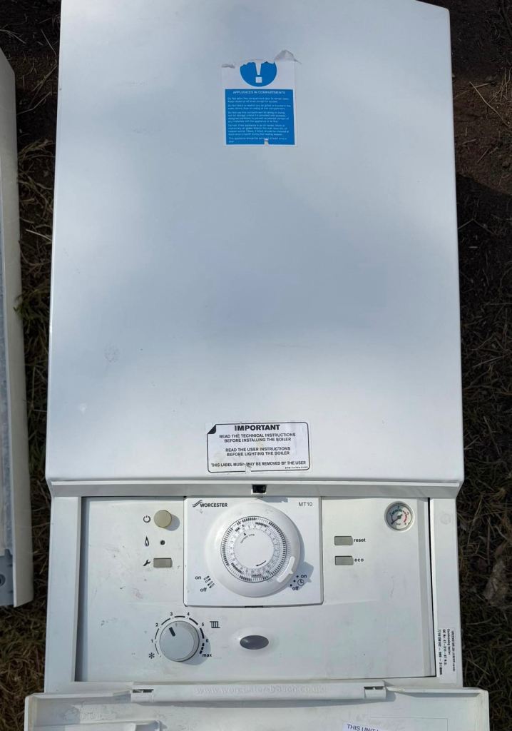 Worcester Bosch Greenstar 28i Junior Combi Condensing Boiler with a built-in MT10 mechanical timer