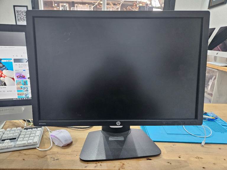 HP Z24i is a 24-inch (61 cm) IPS LED-backlit monitor USB,DP,VGA,DVI