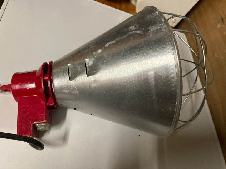 HEAT LAMP PLUS BULB HARDLY USED
