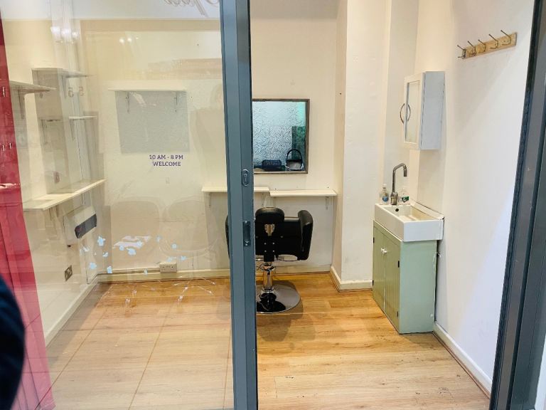 Beauty shop/Room to Let | Hairdresser / Barber / Therapy Room | All Bills Included | Fulham SW6 