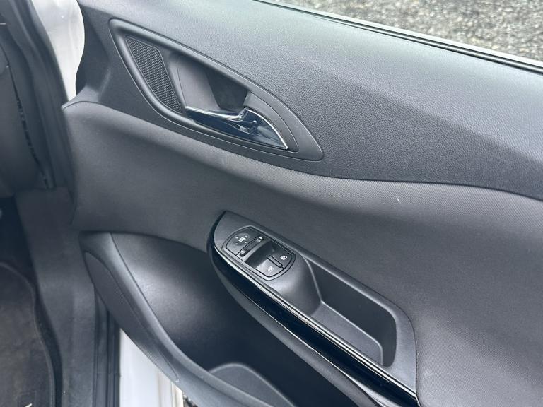 VAUXHALL CORSA 1.4 i Turbo White Edition 2017